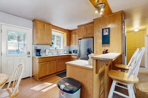 Fridge, microwave, oven, stovetop - Cozy, dog-friendly cabin with large private deck, fireplace, BBQ-close to trails (South Lake Tahoe)