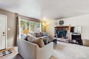 TV, fireplace, offices - Cozy, dog-friendly cabin with large private deck, fireplace, BBQ-close to trails (South Lake Tahoe)