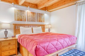 Iron/ironing board, WiFi, bed sheets - Cozy Northstar Mountain Retreat (Northstar - Truckee)