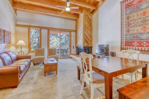 TV, fireplace, DVD player, stereo - Cozy Northstar Mountain Retreat (Northstar - Truckee)