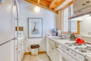 Fridge, microwave, oven, stovetop - Cozy Northstar Mountain Retreat (Northstar - Truckee)