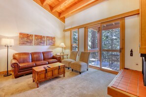 TV, fireplace, DVD player, stereo - Cozy Northstar Mountain Retreat (Northstar - Truckee)