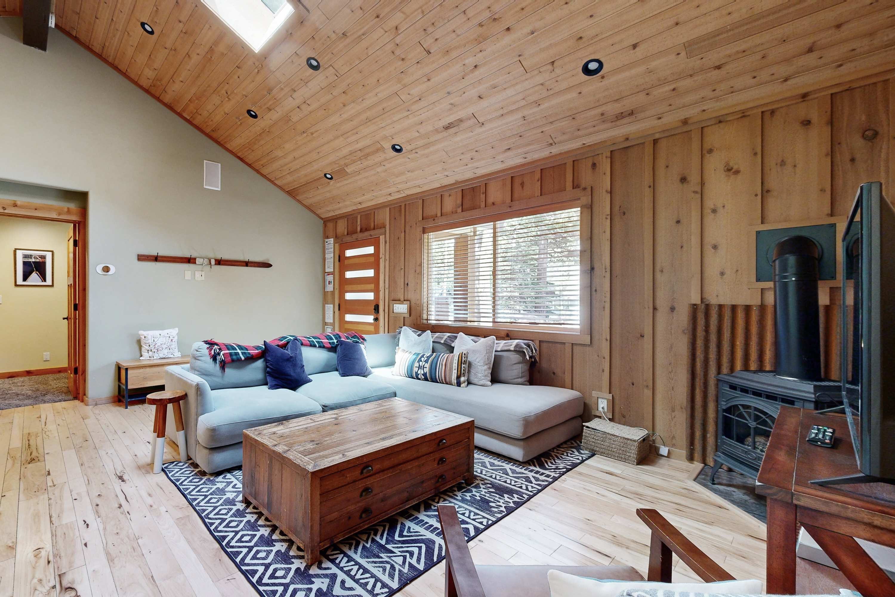 Private Hot Tub & Fenced Yard - Walk To Beach - Tahoma, CA