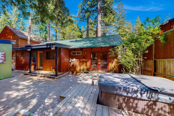 Property grounds - private hot tub & fenced yard - walk to beach (Tahoma)