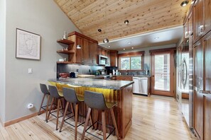 Fridge, microwave, oven, stovetop - private hot tub & fenced yard - walk to beach (Tahoma)