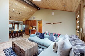 TV, fireplace, offices - private hot tub & fenced yard - walk to beach (Tahoma)