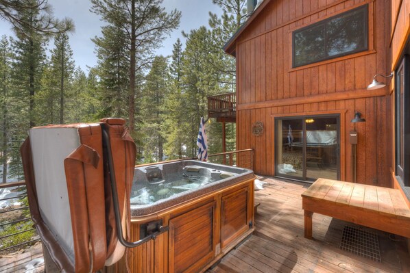 Terrace/patio - Spacious home with private hot tub & game room - near skiing, hiking, biking (Truckee)
