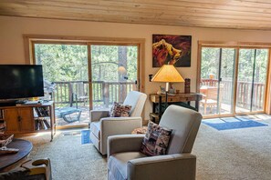 TV, fireplace, DVD player, table football - Spacious home with private hot tub & game room - near skiing, hiking, biking (Truckee)