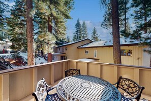 Outdoor dining - Charming condo with high-speed WiFi, pellet stove, pool, & games (Incline Village)