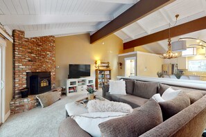 TV, fireplace, offices - Charming condo with high-speed WiFi, pellet stove, pool, & games (Incline Village)