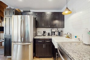 Private kitchen - Remodeled all-season condo with fireplace (Truckee)