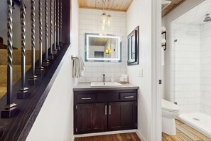 Shower, hair dryer, towels, shampoo - Remodeled all-season condo with fireplace (Truckee)