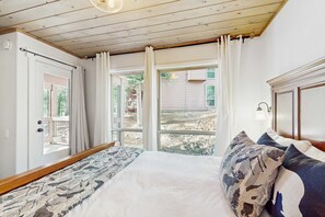 Room - Remodeled all-season condo with fireplace (Truckee)