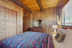 WiFi, bed sheets - Mountain Getaway - Great Access to Page Meadows, Hiking, Biking, & Skiing (Tahoe City)