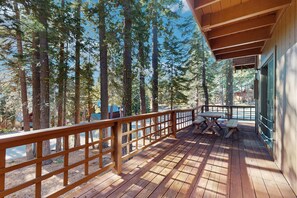 Outdoor dining - Mountain Getaway - Great Access to Page Meadows, Hiking, Biking, & Skiing (Tahoe City)