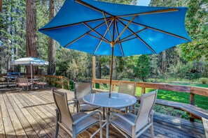 Outdoor dining - Family-friendly home with a beautiful yard & deck - close to the lake & ski slopes (Homewood)