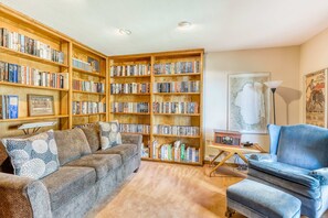 Interior - Family-friendly home with a beautiful yard & deck - close to the lake & ski slopes (Homewood)