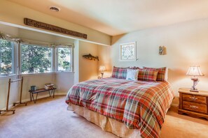 Iron/ironing board, WiFi, bed sheets - Family-friendly home with a beautiful yard & deck - close to the lake & ski slopes (Homewood)