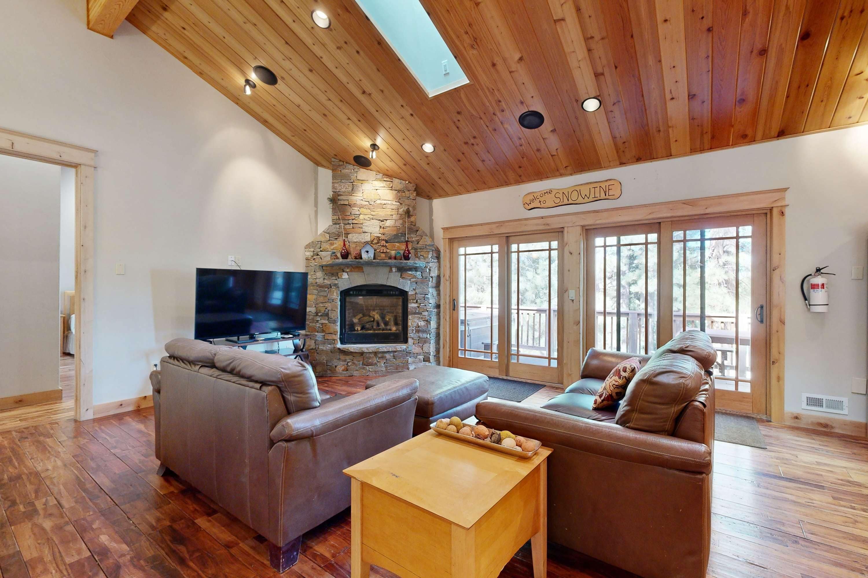 TV, fireplace, offices