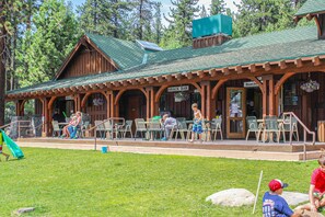 Property grounds - Elegant Mountain Retreat, Shared Hot Tub, Pool, & Resort Amenities - Near Beach (Truckee)
