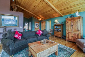 TV, fireplace, DVD player, offices - Elegant Mountain Retreat, Shared Hot Tub, Pool, & Resort Amenities - Near Beach (Truckee)