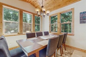 Dining - Willow Creek Hideaway - 2 Living Areas & Private Deck - 5 Minutes to Slopes (Tahoma)