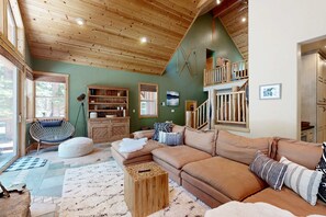 TV, fireplace, offices - Exquisite Mountain Refuge - Gourmet Kitchen, Pool Table & Forest-View Deck (Truckee)