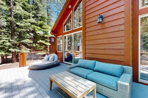 Terrace/patio - Exquisite Mountain Refuge - Gourmet Kitchen, Pool Table & Forest-View Deck (Truckee)
