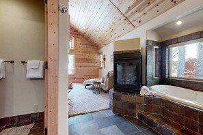 Desk, WiFi, bed sheets - Exquisite Mountain Refuge - Gourmet Kitchen, Pool Table & Forest-View Deck (Truckee)