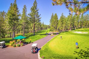 Golf - Dog-friendly snowbird escape with pool, hot tub & sauna access, & woodstove (Truckee)