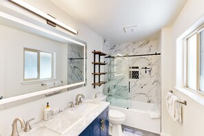 Dusche, Haartrockner, Handtücher