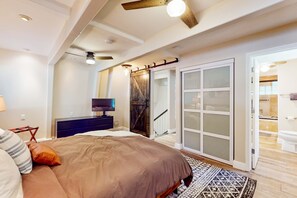 Desk, iron/ironing board, WiFi, bed sheets - Lake Getaway with trail access, forest view deck, 2 fireplaces & amenities (Incline Village)