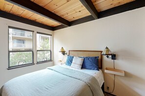 3 bedrooms, WiFi, bed sheets - Inviting condo with balconies, fireplace, outdoor pool, sauna, & fitness center (Kings Beach)
