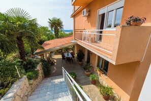 Outdoor dining - Cozy accommodation in quiet surroundings with sea view and barbecue (Dramalj)