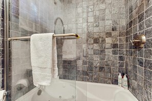 Shower, hair dryer, towels - Modern Lux Cabin with Stunning Views, Spa, Large Kitchen and Dining, Fireplace (Carnelian Bay)