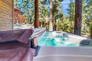 Outdoor spa tub - Modern Lux Cabin with Stunning Views, Spa, Large Kitchen and Dining, Fireplace (Carnelian Bay)