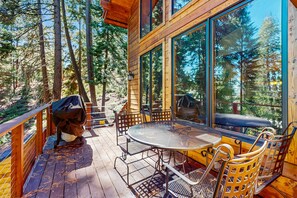 Outdoor dining - Modern Lux Cabin with Stunning Views, Spa, Large Kitchen and Dining, Fireplace (Carnelian Bay)
