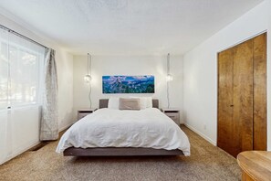 Iron/ironing board, WiFi, bed sheets - Newly Furnished Mountain Retreat Near Trails & Minutes to Heavenly Ski Resort (South Lake Tahoe)