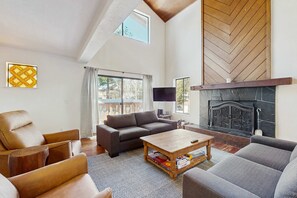 TV, fireplace, DVD player, offices - Newly Furnished Mountain Retreat Near Trails & Minutes to Heavenly Ski Resort (South Lake Tahoe)