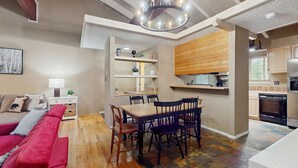 Ein modernes Interieur mit Essbereich, Küche und Wohnbereich.
