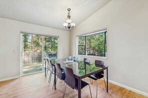 Dining - Charming Cabin Home with Fireplace, W&D, Enclosed Backyard (South Lake Tahoe)