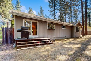Exterior - Charming Cabin Home with Fireplace, W&D, Enclosed Backyard (South Lake Tahoe)