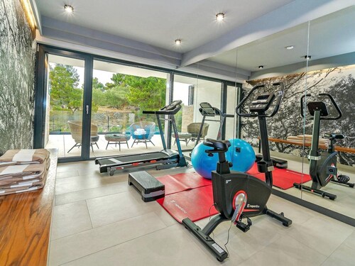 Stay With Rooftop Spa & Gym