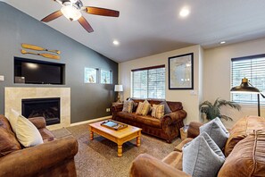 TV, fireplace, stereo, offices - Cozy, enchanting retreat with hot tub, stunning deck, & balcony - close to beach (Kings Beach)