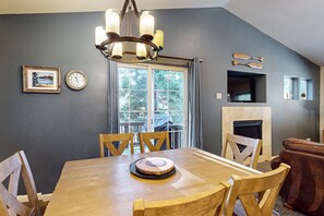 Dining - Cozy, enchanting retreat with hot tub, stunning deck, & balcony - close to beach (Kings Beach)