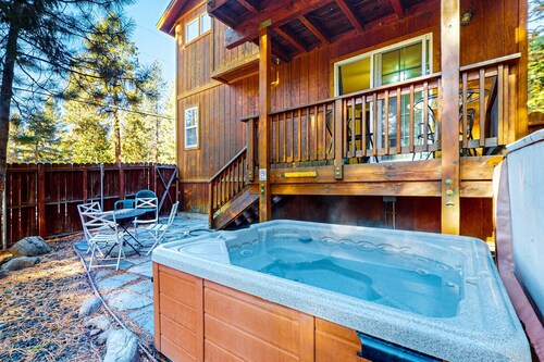 Cozy, enchanting retreat with hot tub, stunning deck, & balcony - close to beach