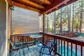 Outdoor dining - Cozy, enchanting retreat with hot tub, stunning deck, & balcony - close to beach (Kings Beach)