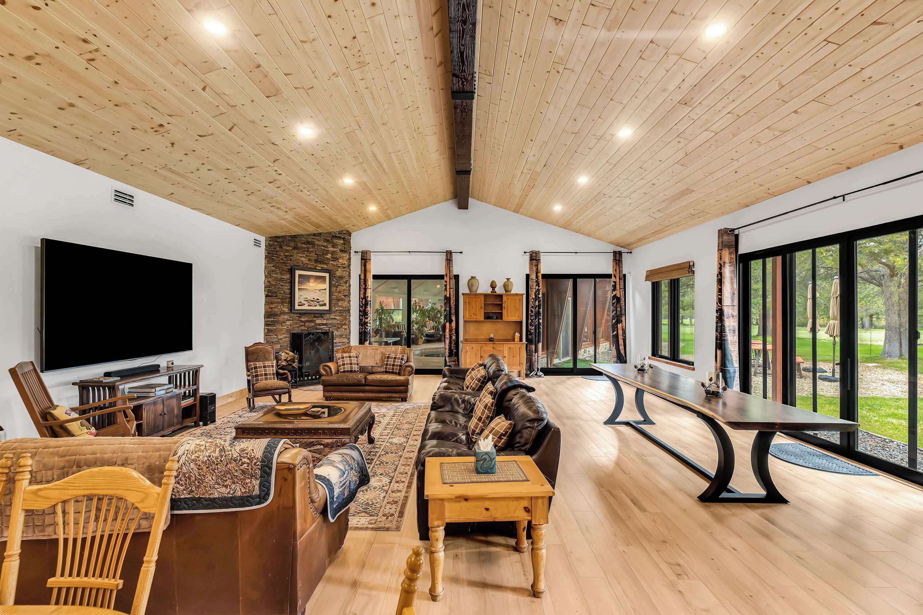 Televisión, chimenea, futbolito y oficina 