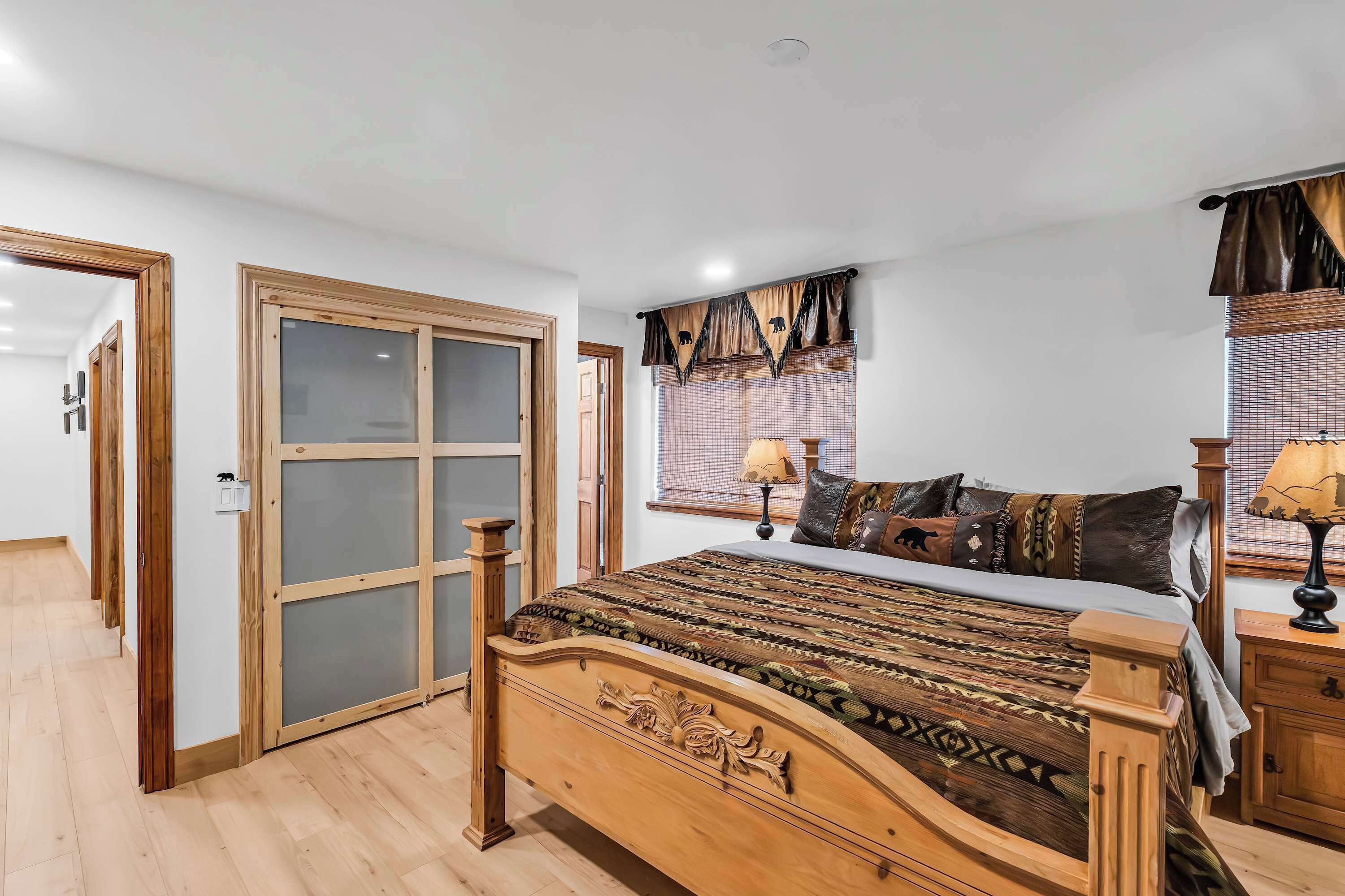 Tabla de planchar con plancha, wifi y ropa de cama 