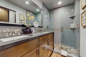 Dusche, Haartrockner, Handtücher